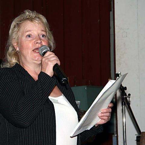 Paula Eronen laulaa