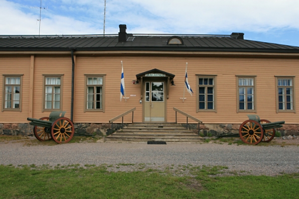 Jääkäritalo on entinen vanha puukasarmi, nykyään Jääkäritalossa on museo. 