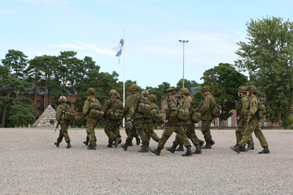 Varusmiespalvelusta suorittavat sotilaat palaavat kasarmille ampumaharjoituksista